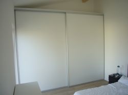 Schrank1.Schiebetuerschrank-weiss-matt-1