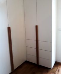 Schrank6Einbauschrank_weiss_Griffleisten_Eiche_1