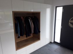 20_Garderobe_wei_Hochglanz_Asteiche_lakiert_1