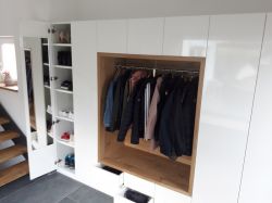 20_Garderobe_wei_Hochglanz_Asteiche_lakiert_3