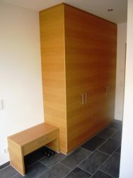 21_Garderobenschrank_und_Beistellbank_Eiche