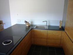 Kueche_02Eiche_furniert_Granit_schwarz_2