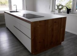 Kueche_03Asteiche_massiv_weiss_supermatt_mit_Glasplatte_weiss_2