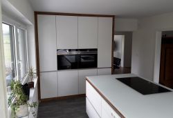Kueche_03Asteiche_massiv_weiss_supermatt_mit_Glasplatte_weiss_satiniert_1