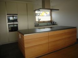 Kueche_06Block_Kernbuche_Granit_schwarzSchrank_magnolia_1