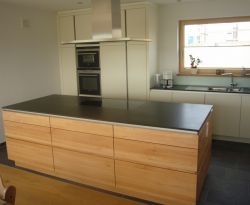 Kueche_06Block_Kernbuche_Granit_schwarzSchrank_magnolia_2