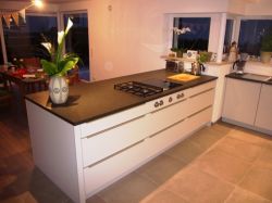 Kueche_08steingrau_Granit_schwarz_1
