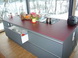 Kueche_10Linoleum_rauchblau_Glas_rot_satiniert_2