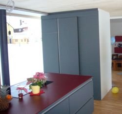 Kueche_10Linoleum_rauchblau_Glas_rot_satiniert_3