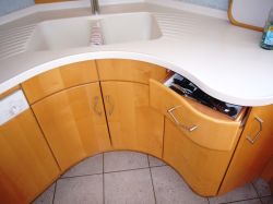 Kueche_12Ahorn_honig_Corian_weiss_2
